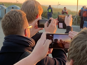 Langsam und bedächtig geht die Sonne vor der Insel Borkum unter. Drei junge Menschen versuchen mit ihrem Smartphone dieses tägliche Naturschauspiel einzufangen. Sie wollen sich an diesen Moment erinnern, ihn festhalten und anderen zeigen. So ist es doch auch mit Jesus: Wir wollen uns an ihn erinnern, ihn festhalten, mit ihm leben und ihn anderen zeigen. Das nehme ich von der BMT mit - Jesus ist bei uns am Anfang und am Morgen, ganz gewiss an jedem neuen Tag. Er ist wie der Sonnenaufgang, der die Sonne jeden Tag neu auferstehen lässt. Er ist wie die Nacht mit der Hoffnung "Ich komme wieder." Dieses Gefühl möchte ich noch mehr in meinen Alltag bringen!
